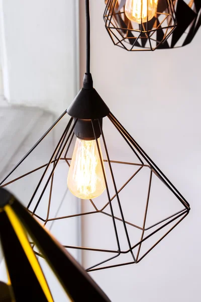 Edisons lampadina e lampada in stile moderno caffetteria. foto tono caldo — Foto Stock