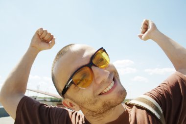 Güneş gözlüğü ile silah kadar başarılı adam