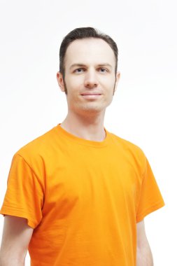 çekici bir adam portresi beyaz zemin üzerine kadar yakın t-shirt giyen.