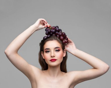 Mor üzümlü, parlak dudaklı, gevşek saçlı bir kız.