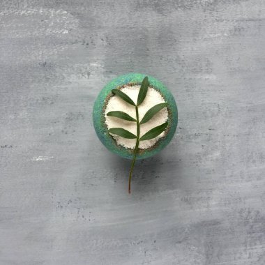 Güzel bir banyo bombası ve bitki