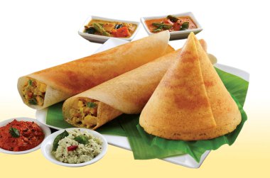 Ev yapımı Dosa, dhosa, masala, sade, maisuri, Chutney ve Sambar ile muz yaprağı üzerinde yalıtılmış Güney Hindistan Kahvaltısı Thali