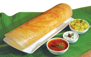 Ev yapımı Dosa, dhosa, masala, sade, maisuri (Ghee Roast) ve Chutney ve Sambar ile muz yaprağı üzerinde izole edilmiş Güney Hindistan Kahvaltısı.