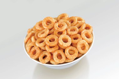 Çıtır çıtır ve Çıtır Tuzlu Buğday Mini Halkası, Mısır Halkaları, Kızarmış ve Baharatlı Atıştırmalık Yemeği, Beyaz Kase, Seçici Odaklanma - Resim