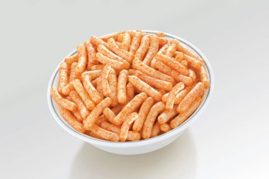 Çıtır çıtır ve çıtır tuzlu buğday Fryums Erişte, Çubuk, Sev, Kızarmış ve Baharatlı Atıştırmalık Yemeği, Seçici Odaklanma - Resim