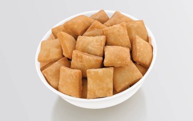 Shakkar pare, Shakarpare, Shakarpali, Shakkar Para, Sakarpara ya da Shankarpalli ya da Shankar Solgun olarak da bilinir.