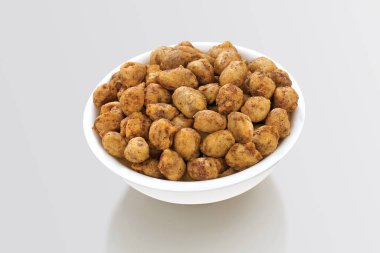 Shing Bhujia, Peanuts Bhujia, Masala yer fıstığı, Hint baharatlı kızarmış ve çıtır Masala Peanut. Popüler Namkeen atıştırmalığı. Kasede servis ediliyor. seçici odak