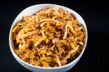 Farali Chivda, Phalahari Chiwda, Tatlı ve tuzlu, kızarmış ve baharatlı patates kızartması çubukları ve fıstık, patates ve fındıklı Hint atıştırması, Nimco, Namkeen.