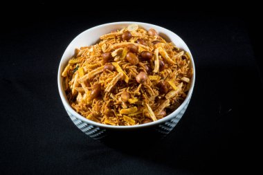 Farali Chivda, Phalahari Chiwda, Tatlı ve tuzlu, kızarmış ve baharatlı patates kızartması çubukları ve fıstık, patates ve fındıklı Hint atıştırması, Nimco, Namkeen.