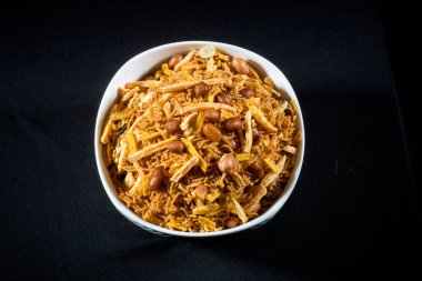 Farali Chivda, Phalahari Chiwda, Tatlı ve tuzlu, kızarmış ve baharatlı patates kızartması çubukları ve fıstık, patates ve fındıklı Hint atıştırması, Nimco, Namkeen.