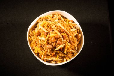 Farali Chivda, Phalahari Chiwda, Tatlı ve tuzlu, kızarmış ve baharatlı patates kızartması çubukları ve fıstık, patates ve fındıklı Hint atıştırması, Nimco, Namkeen.