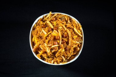 Farali Chivda, Phalahari Chiwda, Tatlı ve tuzlu, kızarmış ve baharatlı patates kızartması çubukları ve fıstık, patates ve fındıklı Hint atıştırması, Nimco, Namkeen.