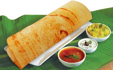 Ev yapımı Dosa, dhosa, masala, sade, maisuri (Ghee Roast) ve Chutney ve Sambar ile muz yaprağı üzerinde izole edilmiş Güney Hindistan Kahvaltısı.