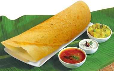 Ev yapımı Dosa, dhosa, masala, sade, maisuri (Ghee Roast) ve Chutney ve Sambar ile muz yaprağı üzerinde izole edilmiş Güney Hindistan Kahvaltısı.