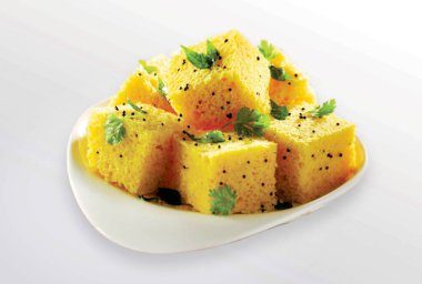 Popüler Hint Gujarati yemeği, Geleneksel Sokak Yemeği, Sev Khaman Dhokla, Chutney veya Chilly ile servis edildi. seçici odak - Resim