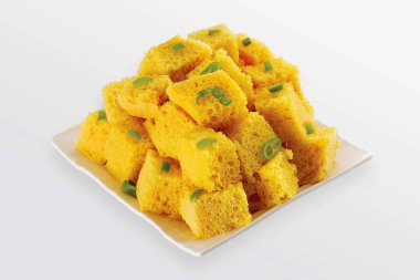 Gujarati Khaman Dhokla Chana Dal, buğulanmış Gram unu çerezi kullanarak turşuyla servis etti.