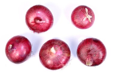 Beyaz arkaplanda izole soğanlar