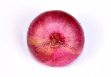 Beyaz arkaplanda izole soğanlar