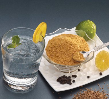 Jeera masala, Jal-Jeera or Jaljira, kimyon tozunu suya karıştırarak hazırlanan ve Boondi, Nane ve Limon dilimleri ile soğuk servis edilen Hint içeceğidir. Resimler.