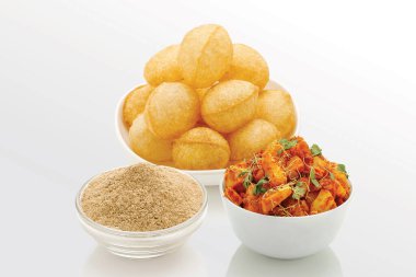 Geleneksel Hint yemekleri Pani puri veya Golgappe, Sev Puri, Chat, bhel puri, Panipuri, Golgappa, Hindistan 'da yetişen bir sokak yiyeceğidir. - Görüntü