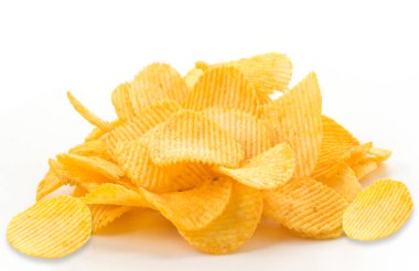 Beyaz arka planda izole edilmiş patates cipsi. Tahsilat. - Görüntü