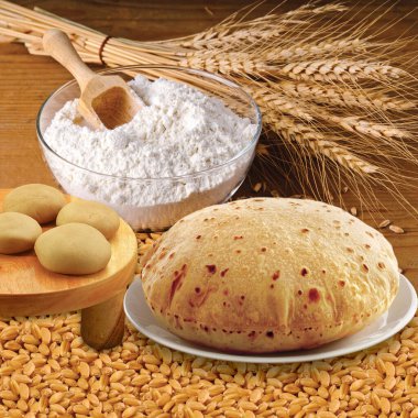 Etrafı malzemelerle çevrili bir tabak chapati 'nin Rustik görüntüsü.