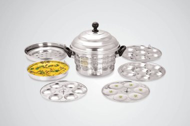 Multi Kadai İndüksiyon ve Standart İdli Maker. Idli, Güney Hindistan 'da sağlıklı ve geleneksel kahvaltı tabağı, kare kompozisyon. Sade tabaklı paslanmaz çelik idli makine. Yapıcı izole
