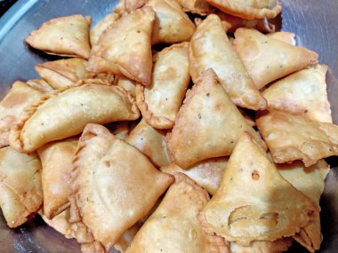 Samosa ya da samosa (samsa) sokak yemekleri, punjabi samosa ya da Coxinha, Croquete ve diğer Brezilya atıştırmalıkları. - Görüntü