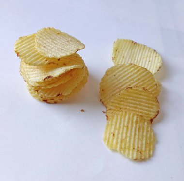 Beyaz arka planda izole edilmiş patates cipsi. Tahsilat. - Görüntü