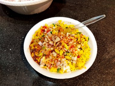 Bhelpuri lezzetli bir aperatif ya da chaat. Kabarık pirinç, sebze ve keskin demirhindi sosundan yapılmıştır.