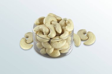 Organik kaju fındıkları çoğu Hint tatlısında kullanılır, Kaju, cam kasede yakın plan, beyaz arka planda izole edilmiş..