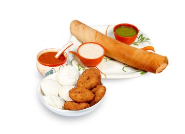 Paper Masala Dosa (dhosa), Idli ya da aylak, Wada ya da Vada (Medu Vada), sambhar, sambar ve hindistan cevizi turşusu gibi Güney Hindistan yemekleri grubu, beyaz arka plan.