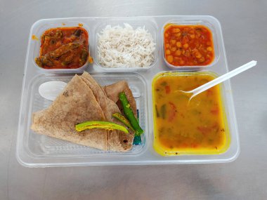 Sebze Gujarati kathiyawadi thali masada, Hint thali yemeği..