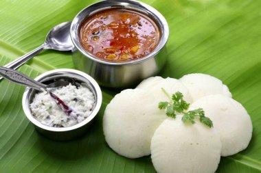 Hint pirinçli kek ve mercimek körisi. Güney Hindistan Kahvaltısı. Idali Sambar, idli, yemek.