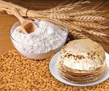 Etrafı malzemelerle çevrili bir tabak chapati 'nin Rustik görüntüsü.