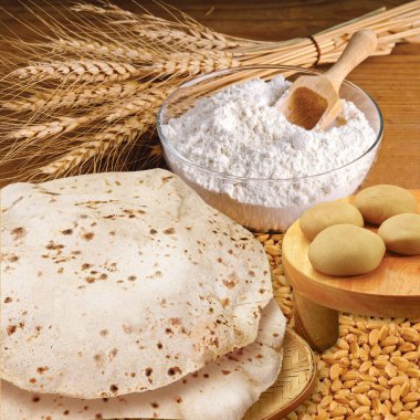 Etrafı malzemelerle çevrili bir tabak chapati 'nin Rustik görüntüsü.