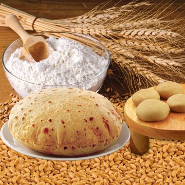 Etrafı malzemelerle çevrili bir tabak chapati 'nin Rustik görüntüsü.