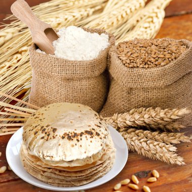 Etrafı malzemelerle çevrili bir tabak chapati 'nin kırsal bir görüntüsü.