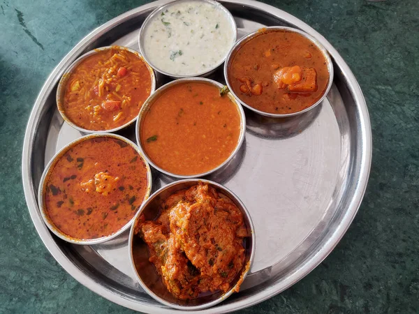 Φυτικά Gujarati Kathiyawadi Thali Στο Τραπέζι Ινδικό Thali Γεύμα — Φωτογραφία Αρχείου