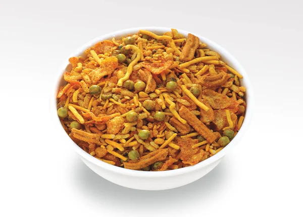 セラミックボウル プレートまたはインドの伝統的なナマージェント食品混合物またはNavratnaミックスナマージェントで提供されるインドのナマージェントスナックニンコとしても知られています ナムキン 混合物 チウダやニンコ — ストック写真