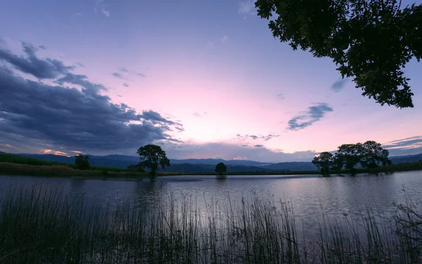 Kolombiya Valle del Cauca 'da bir göl ve renkli bir gökyüzü..