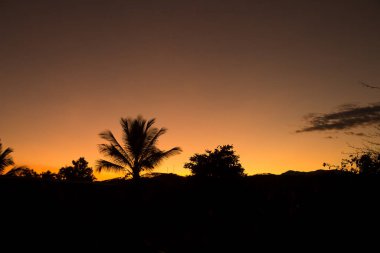 Valle del Cauca, Kolombiya 'da renkli gökyüzü ile gün batımının görüntüsü.