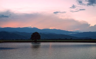 Kolombiya Valle del Cauca 'da bir göl ve renkli bir gökyüzü..