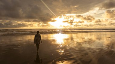 Kolombiya Pasifik 'teki Uramba Ulusal Doğal Parkı' nda gün batımının fotoğrafı. Ladrilleros, Juanchaco, Baha Mlaga Valle del Cauca, Kolombiya.