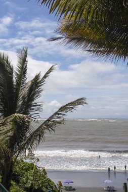 Baha Mlaga, Buenaventura, Valle del Cauca, Kolombiya 'daki Pasifik Okyanusu' nun görüntüleri. Mavi gökyüzü.