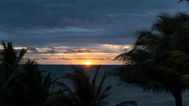 Kolombiya Pasifik 'teki Uramba Ulusal Doğal Parkı' nda gün batımının fotoğrafı. Ladrilleros, Juanchaco, Baha Mlaga Valle del Cauca, Kolombiya.