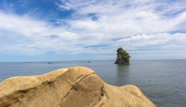 Deniz, sahil ve mavi gökyüzü. Kolombiya 'nın tropikal manzarası, Tumaco Nario Kolombiya' da. Pasifik Okyanusu.