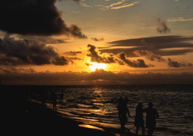 Deniz, sahil ve mavi gökyüzü. Kolombiya 'nın tropikal manzarası, Tumaco Nario Kolombiya' da. Pasifik Okyanusu.