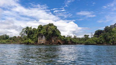 Deniz, sahil ve mavi gökyüzü. Kolombiya 'nın tropikal manzarası, Tumaco Nario Kolombiya' da. Pasifik Okyanusu.