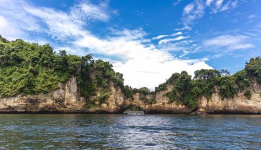 Deniz, sahil ve mavi gökyüzü. Kolombiya 'nın tropikal manzarası, Tumaco Nario Kolombiya' da. Pasifik Okyanusu.